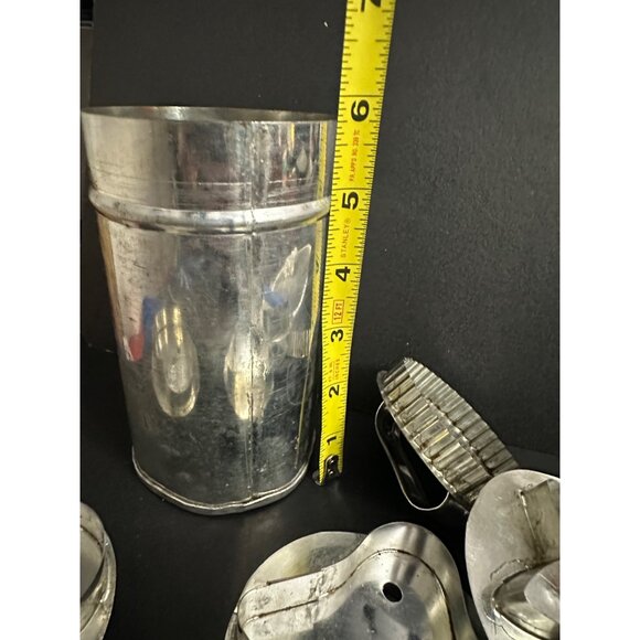 5 cookie cutters + Metal tin with lid For Baking & Decorating - Picture 7 of 7